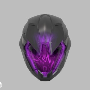 Può includere: Un casco integrale nero opaco dal design elegante e spigoloso, caratterizzato da una visiera viola luminosa. La visiera presenta un motivo vorticoso simile a un liquido in vivaci tonalità di viola e magenta, in contrasto con la scocca scura.
