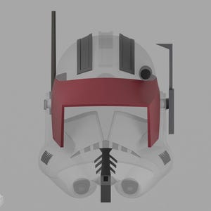 Puede incluir: Un casco blanco y rojo con un diseño detallado, con una visera roja y detalles en gris. El casco tiene un diseño simétrico con una antena vertical central y accesorios laterales adicionales. El diseño general sugiere un tema futurista o de ciencia ficción.