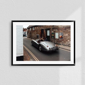 Klasyczny kabriolet widok z tyłu – Vintage Rye England Street Photography Print