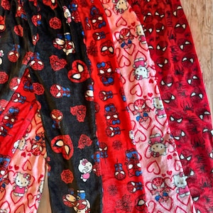 Hello Kitty x Spiderman pluizige pyjama, bijpassende pyjama voor koppels, schattige kawaii Y2K wollen loungebroek dames, gezellige cartoon homewear