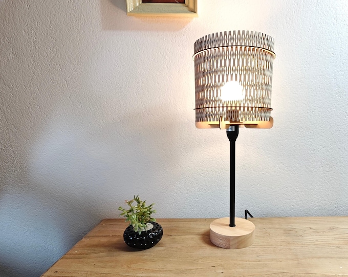 Featured listing image: Lampe unique en bois avec abat-jour sculpté au laser, ajoutant une touche d'élégance à votre intérieur.