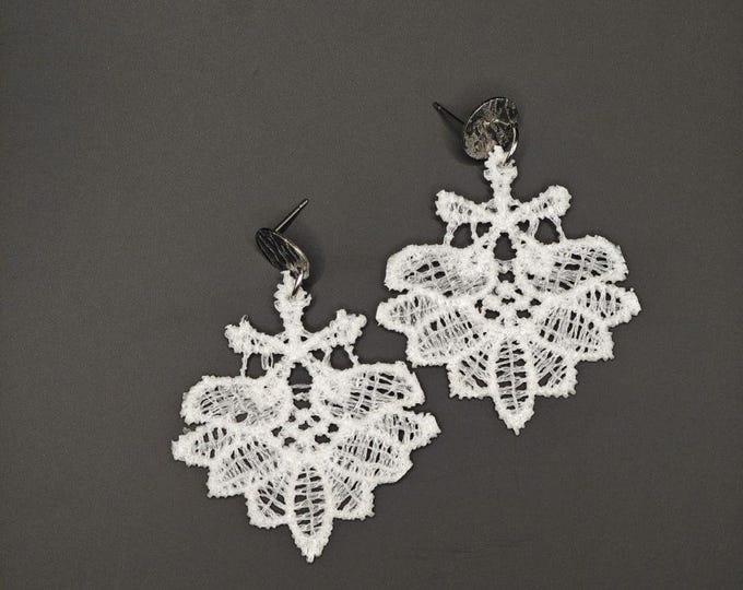 Ultra-light earrings in upcycled lace - stainless steel fasteners - adaptable to clips
