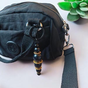 Taschenanhänger und Schlüsselanhänger aus recycelten Holzperlen und Metallzahnrädern