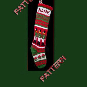Puede incluir: Una media de Navidad de punto roja y verde con una banda blanca que dice "NAME". La media presenta un patrón de soldados de juguete y casas.