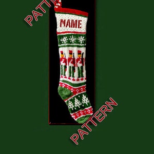 Puede incluir: Una media de Navidad de punto roja, verde y blanca con un patrón de soldados de juguete y copos de nieve. La media tiene la palabra "NAME" bordada en la parte delantera.