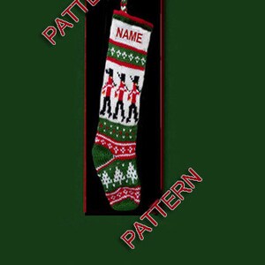 Puede incluir: Un calcetín de Navidad tejido con una combinación de colores rojo, blanco y verde. El calcetín presenta un diseño de soldados de juguete, árboles y copos de nieve. La palabra "NAME" está tejida en la parte superior del calcetín.