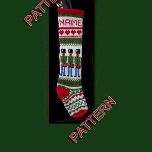 Puede incluir: Un calcetín de Navidad tejido en rojo, blanco y verde. La parte superior del calcetín tiene la palabra "NAME" tejida en letras rojas. El diseño incluye corazones, soldados de juguete y patrones geométricos.