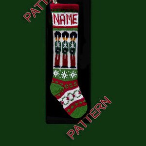 Puede incluir: Un calcetín navideño tejido con una combinación de colores rojo, blanco y verde. El calcetín presenta un diseño de soldaditos de juguete, copos de nieve y la palabra "NAME". El calcetín mide aproximadamente 46 cm de largo.