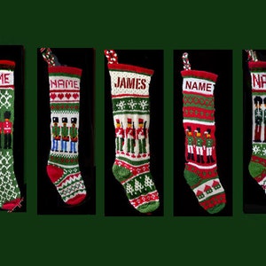 Puede incluir: Cinco calcetines de Navidad tejidos en rojo, verde y blanco. Los calcetines tienen un patrón de soldados de juguete y los nombres "NAME", "JAMES" y "NAME".