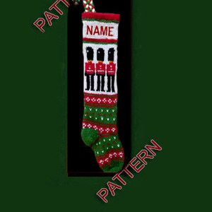 Puede incluir: Un calcetín de Navidad tejido con un diseño festivo. La parte superior es blanca con la palabra "NAME" en rojo. Debajo hay tres soldados con abrigos rojos. La parte inferior es verde con patrones rojos y blancos. Una decoración navideña.