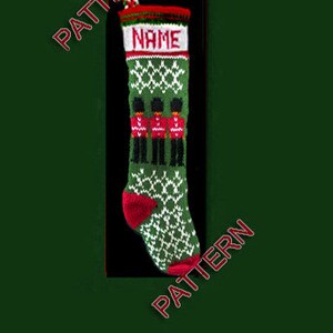 Puede incluir: Una media de Navidad de punto verde y roja con un patrón de copo de nieve blanco y tres soldados de juguete de color rojo. La media tiene un puño rojo con la palabra "NAME" en letras blancas.