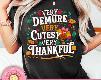 Può includere: Maglietta nera con un design a tema del Ringraziamento con un tacchino, foglie e il testo "Very Demure Very Cutesy Very Thankful".