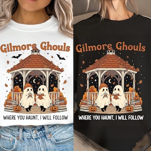 Op de afbeelding: Witte en zwarte crewneck t-shirts met een Halloween-thema. Het ontwerp toont een prieel met geesten, pompoenen en de tekst "Gilmore Ghouls" en "Where You Haunt, I Will Follow".
