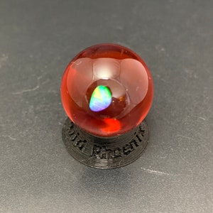 Marbre de verre fait main de 23 mm avec opale gilson roulée. Rouge grenade