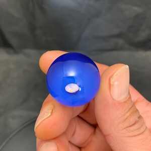 Marbre de verre fait main de 24,6 mm avec opale gilson vieillie. Bleu violet empire
