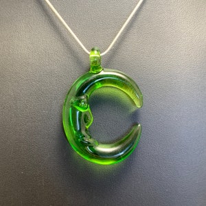 Pendentif homme sur la lune en verre fait main - Vert calcaire