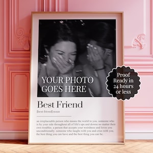 以下が含まれることがあります： モノクロ写真、テキスト「YOUR PHOTO GOES HERE」、そして「Best Friend」の定義が書かれたフレーム入りプリント。黒いステッカーには「Proof Ready in 24 hours or less」と書かれています。