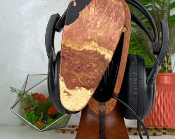 Handgefertigter Kopfhörerständer aus Holz: Verstecktes Kabelfach und Kabelausgänge