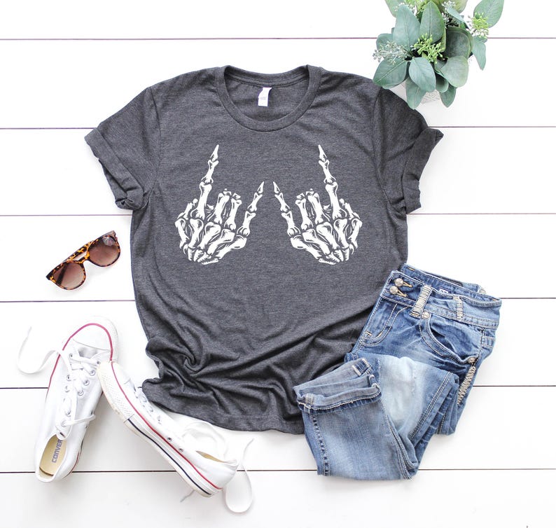 Camiseta de mano de esqueleto, camiseta de esqueleto, camiseta de rock and roll, camiseta de esqueleto rock, camiseta de Halloween, camiseta de rock en Halloween, camiseta de calavera, regalo de terror imagen 1