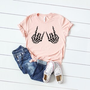 Camiseta de mano de esqueleto, camiseta de esqueleto, camiseta de rock and roll, camiseta de esqueleto rock, camiseta de Halloween, camiseta de rock en Halloween, camiseta de calavera, regalo de terror imagen 3