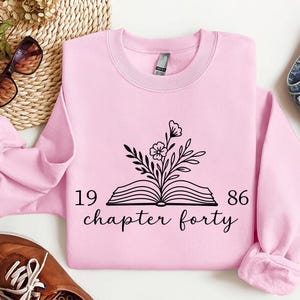 Chapter Forty 1986 Sweatshirt, 40th Birthday Shirt, 40th Birthday Gift, Bookish Shirt, Best Friend Birthday Gift, Book Lover Gift, Mom Gift afbeelding 5