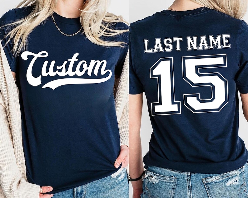 Puede incluir: Camiseta azul marino con la palabra "Custom" en escritura blanca en la parte delantera. La parte trasera de la camiseta muestra "LAST NAME" encima del n&uacute;mero "15" en letras blancas. La camiseta es de cuello redondo.