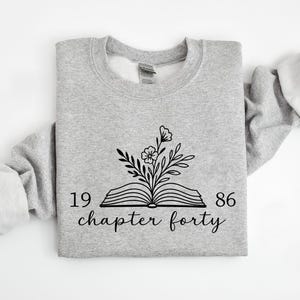 Chapter Forty 1986 Sweatshirt, 40th Birthday Shirt, 40th Birthday Gift, Bookish Shirt, Best Friend Birthday Gift, Book Lover Gift, Mom Gift afbeelding 3