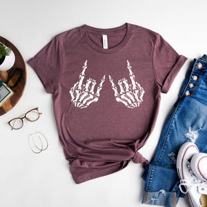 Camiseta de mano de esqueleto, camiseta de esqueleto, camiseta de rock and roll, camiseta de esqueleto rock, camiseta de Halloween, camiseta de rock en Halloween, camiseta de calavera, regalo de terror imagen 4