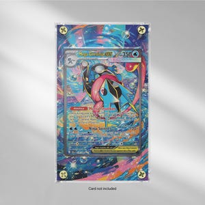 Könnte beinhalten: Eine Pokémon-Sammelkarte mit Mega Greninja EX, präsentiert in einer transparenten Schutzhülle. Die Karte hat ein farbenfrohes Design mit blauen, rosa und schwarzen Akzenten. Der Text "Mega Greninja EX" und "350" sind sichtbar. Die Hülle ist mit goldfarbenen Schrauben befestigt.