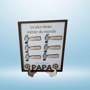 Personalized Father&#39;s Day plaque – Wooden engraving “Dad” + first names + message – Base included