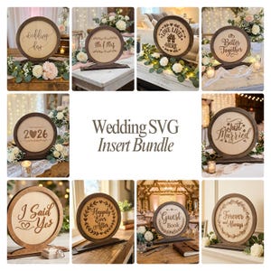 以下が含まれることがあります： 「Wedding Day」、「Mr. & Mrs.」、「Just Married」などのフレーズが書かれた木製のウェディングサインのコレクション。各サインは濃い茶色のフレームと明るい色の中心部を持ち、背景には装飾的な花の配置があります。