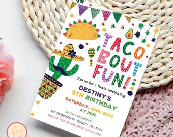 Puede incluir: Una colorida invitación con el texto "TACO 'BOUT FUN!" y detalles para el 5º cumpleaños de Destiny. El diseño incluye un taco, un cactus, una maraca y decoraciones festivas. La invitación está sobre un fondo blanco.