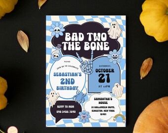 Peut inclure: Une invitation sur le thème d'Halloween avec un fond à carreaux bleus et blancs. Le texte "BAD TWO THE BONE" est en haut. L'invitation comprend les détails de l'anniversaire de Sebastian, le 21 octobre, et l'adresse de Samantha's House.