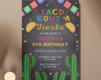 Puede incluir: Una invitación estilo pizarra para una fiesta de cumpleaños número 5 con temática de tacos. La invitación dice "Taco Bout A Fiesta" e incluye el texto "Estás invitado a la fiesta de cumpleaños número 5 de Destiny". La invitación también incluye la fecha, la hora y la ubicación de la fiesta.