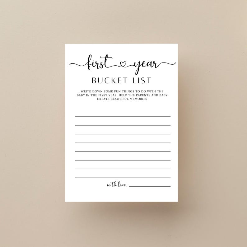 Może przedstawiać: Drukowana karta do gry na baby shower z tekstem "first year BUCKET LIST" i instrukcjami, aby zapisać zabawne rzeczy do zrobienia z dzieckiem w pierwszym roku. Karta zawiera symbol serca między słowami "first" i "year".