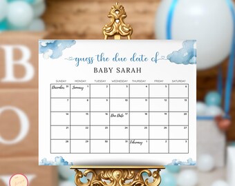Könnte beinhalten: Ein weißer Kalender mit einem blauen Aquarell-Wolkenmuster. Der Kalender ist für die Monate Dezember und Januar. Der Text "guess the due date of BABY SARAH" steht oben auf dem Kalender.
