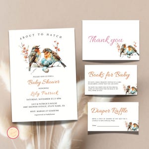 Könnte beinhalten: Eine Babyparty-Einladung mit einer Aquarell-Illustration von zwei Vögeln, die auf einem Ast mit blauen Eiern sitzen. Die Einladung lautet "About to Hatch" und enthält den Text "Bitte schließen Sie sich uns zu einer Babyparty zu Ehren von Lily Patrick an".