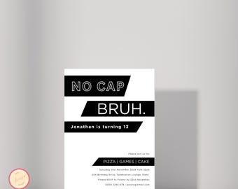 Può includere: Invito a una festa di compleanno in bianco e nero con il testo "NO CAP BRUH." e "Jonathan compie 13 anni". L'invito include i dettagli della festa, tra cui la data, l'ora, il luogo e le informazioni RSVP.