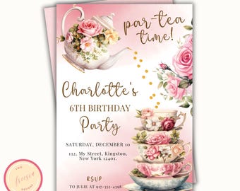 Puede incluir: Una invitación a una fiesta de té rosa y dorada con una tetera vertiendo té en una pila de tazas de té. La invitación dice "par-tea time!" y "Charlotte's 6th Birthday Party".