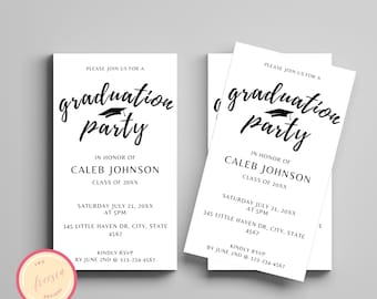 Pode incluir: Convite para uma festa de graduação em preto e branco com um ícone de chapéu de graduação. O convite diz "Por favor, junte-se a nós para uma festa de graduação em homenagem a Caleb Johnson, Classe de 20XX. Sábado, 21 de julho de 20XX às 17h00. 345 Little Haven Dr, Cidade, Estado 4567. Por favor, confirme sua presença até 2 de junho pelo 123-234-4567."
