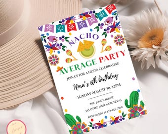 Puede incluir: Una invitación colorida para una "Nacho Average Party" celebrando el quinto cumpleaños de un niño. La invitación presenta un tema mexicano festivo con maracas, flores y un plato de nachos. El texto dice "Únete a nosotros para una fiesta celebrando el quinto cumpleaños de Nora, domingo 30 de agosto, 12PM, The Jones' House, 345 Little Haven Dr, Texas, RSVP a Julie al 123-456-7890."