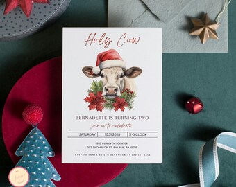 Puede incluir: Una invitación de cumpleaños con temática navideña con una vaca de dibujos animados que lleva un gorro de Papá Noel. La invitación dice "Holy Cow Bernadette cumple dos años únase a nosotros para celebrar Sábado 10.31.2028 11 en punto Big Run Event Center 202 Thompson St, Big Run, PA 15715 RSVP a Tanya antes del 5 de diciembre al 000 123 3458"