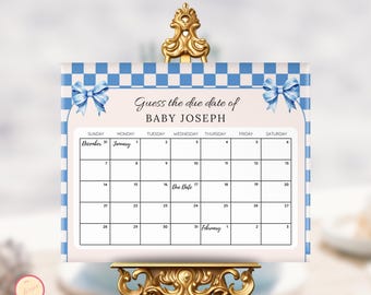 Könnte beinhalten: Ein weiß-blaues kariertes Schild mit blauen Schleifen an jeder Seite. Das Schild lautet "Erraten Sie das Fälligkeitstermin von BABY JOSEPH" und hat einen Kalender mit den Monaten Dezember und Januar.