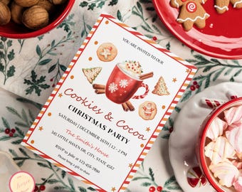 Könnte beinhalten: Eine Weihnachtsfeier-Einladung mit rot-weiß gestreiftem Hintergrund. Die Einladung zeigt eine rote Tasse mit heißer Schokolade und Marshmallows, umgeben von Keksen und Zimtstangen. Der Text lautet "Cookies & Cocoa Christmas Party" und enthält das Datum, die Uhrzeit und den Ort der Party.