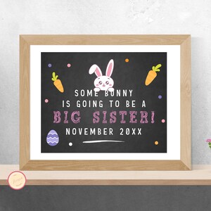 Plantilla de anuncio de embarazo de hermana mayor de conejito de Pascua, anuncio de pizarra, póster de bebé de primavera, revelación moderna del embarazo de la hermana