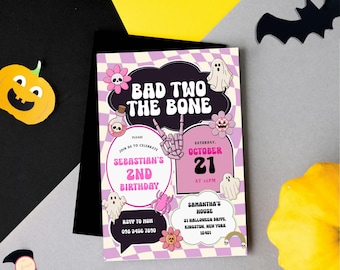 Peut inclure: Une invitation sur le thème d'Halloween avec le texte "BAD TWO THE BONE" dans un design en forme de nuage noir. L'invitation comprend les détails d'une fête de 2e anniversaire, avec des fantômes, des fleurs et une main de squelette. La palette de couleurs est rose, violet et blanc.