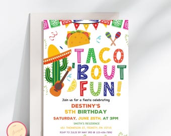 Puede incluir: Una invitación colorida para una fiesta celebrando un 5º cumpleaños. La invitación presenta un taco, un cactus, un sombrero, una guitarra y el texto "Taco Bout Fun!"