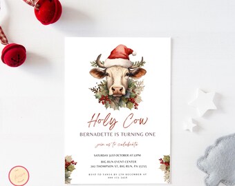 Puede incluir: Una invitación con temática navideña con una vaca blanca que lleva un gorro de Papá Noel y acebo. El texto dice "Holy Cow Bernadette cumple un año únase a nosotros para celebrar Sábado 31 de octubre a las 12:00 p. m. Big Run Event Center 202 Thompson St, Big Run, PA 15715 RSVP a Tanya antes del 5 de diciembre al 000 123 3456".