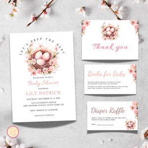 Könnte beinhalten: Eine rosa und weiße Babyparty-Einladung mit einer Aquarell-Illustration eines Vogelnests mit Eiern. Die Einladung lautet "Let's Prep the Nest" und enthält die Details für die Babyparty, einschließlich Datum, Uhrzeit und Ort. Die Einladung enthält auch eine Dankeskarte, eine Buchwunschkarte und eine Windel-Tombola-Karte.