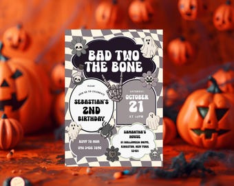 Peut inclure: Invitation sur le thème d'Halloween avec le texte "BAD TWO THE BONE" et les détails de l'anniversaire de Sebastian le 21 octobre. Le design comprend des fantômes, des fleurs et une main de squelette, sur un fond à carreaux.